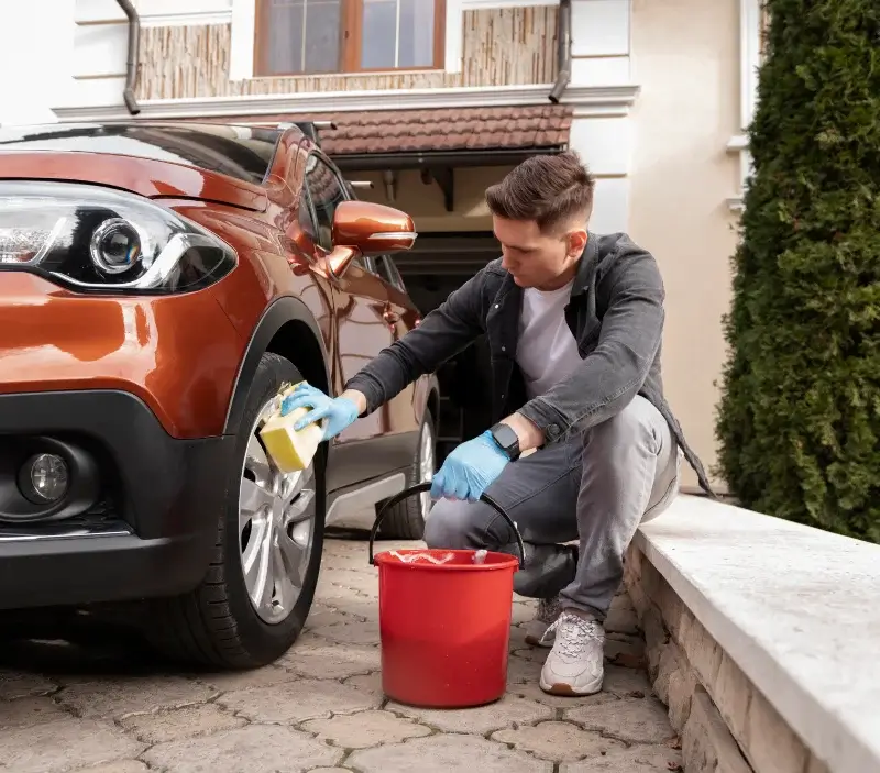 Lavage auto à domicile Molezon : professionnel intervenant sur un véhicule